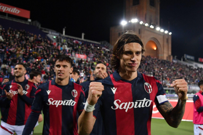 Riccardo Calafiori (Bologna FC) esulta per la vittoria December 17, 2023 Bologna, Italy - sport, calcio - Bologna vs Roma - Italian Serie A Football Championship 2023/2024 || Image credit: Imago