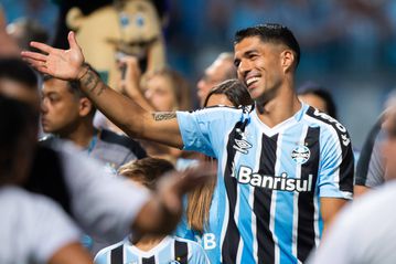 Luis Suarez rolls back the years with hat-trick on Gremio debut