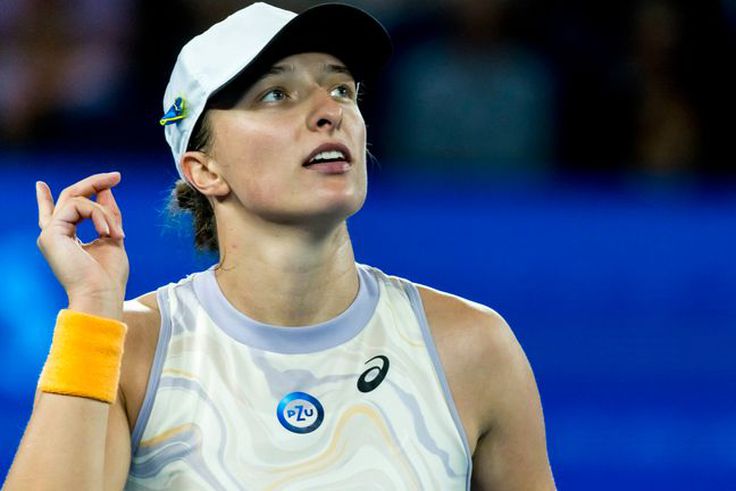 Top seed Iga Swiatek easily qualifies for the third round, Petra Kvitova sees early exit