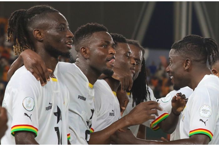 Ghana players celebrate with Mo Kudus before throwing away the match against Egypt.