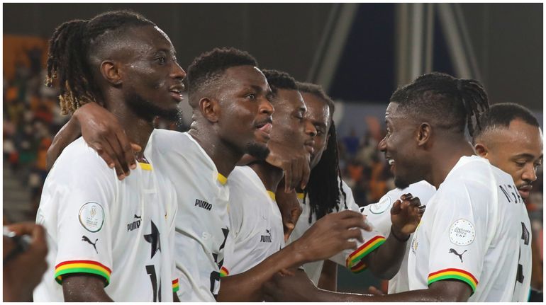 Ghana players celebrate with Mo Kudus before throwing away the match against Egypt.