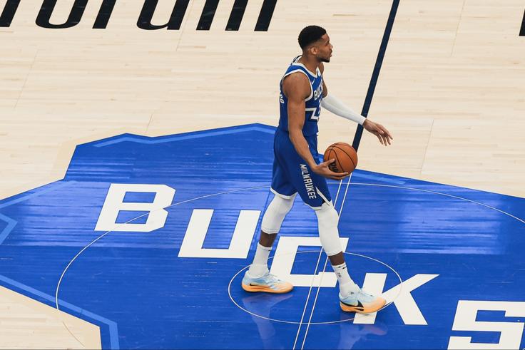 Nigerian Freak Giannis Antetokounmpo goes crazy as Milwaukee Bucks beat Toronto Raptors.