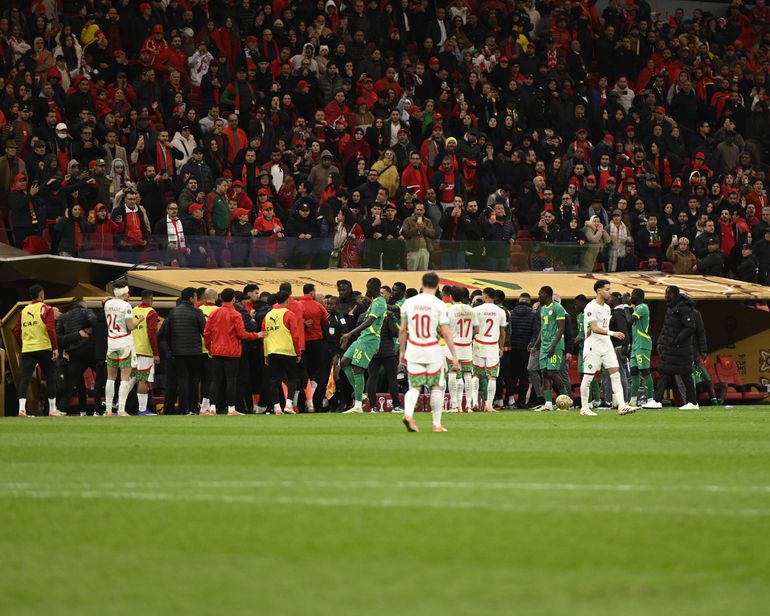 Senegal players leaving the pitch after controversial penalty decision || Imago