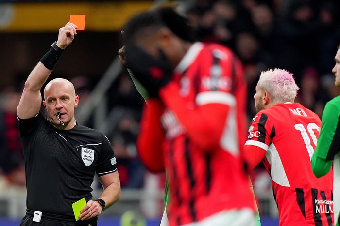 Theo Hernandez' red card dented AC Milan's chances against Feyenoord | Imago