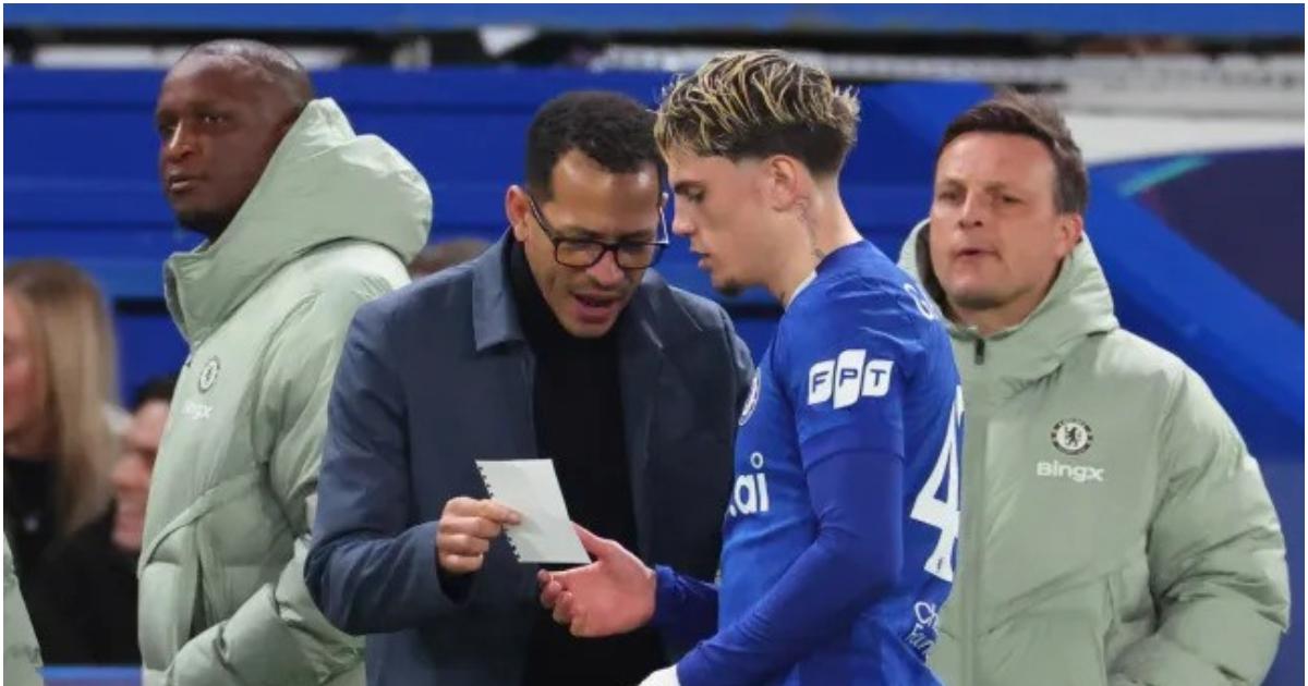 What is he writing? — Chelsea icon slams Rosenior's 'insane' tactics in ...