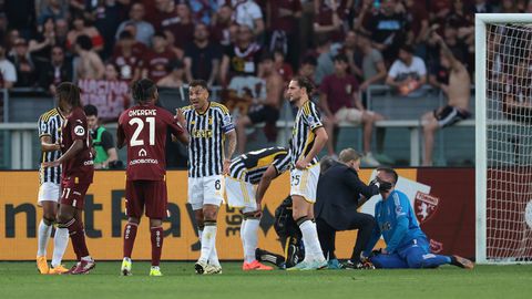 Juventus goalkeeper Wojciech Szczesny receiving treatment | Sportal