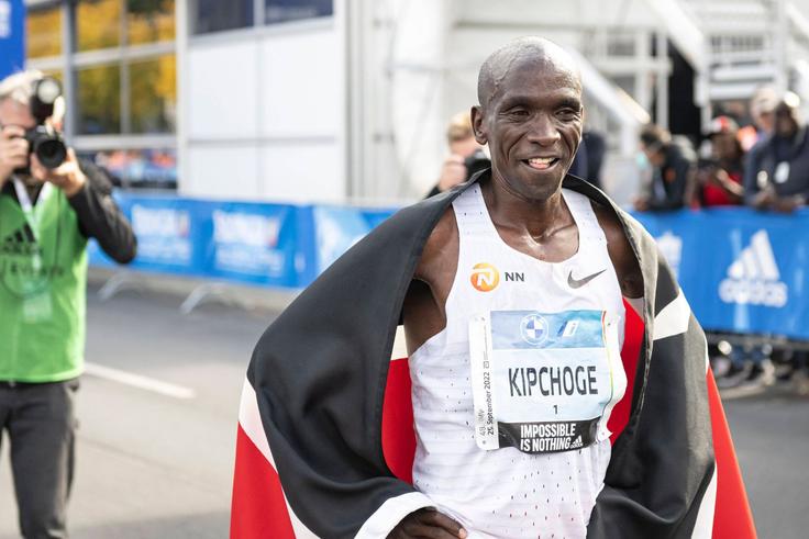 Eliud Kipchoge poses for a photo after winning the 2022 Berlin Marathon