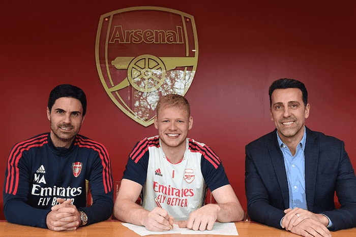 Aaron Ramsdale pose with Mikel Arteta and Edu Gasper after signing a new contract
