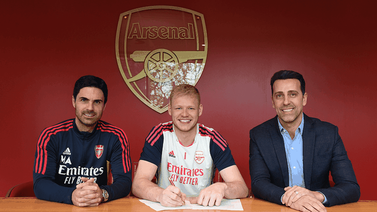 Aaron Ramsdale pose with Mikel Arteta and Edu Gasper after signing a new contract
