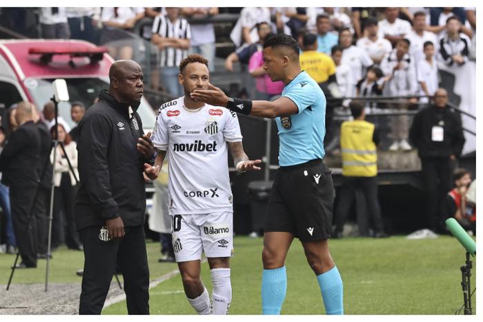 Neymar reacts furiously after substitution error