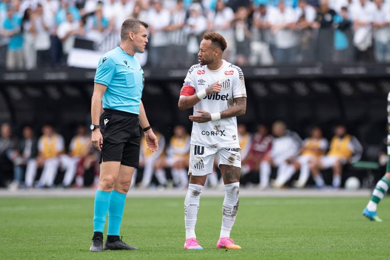 Neymar arguing with the referee || Imago