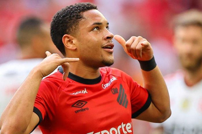 Barcelona top target Vitor Roque