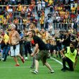 Lens beat Lille in derby blighted by pitch invasion