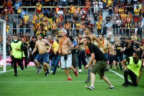 Lens beat Lille in derby blighted by pitch invasion