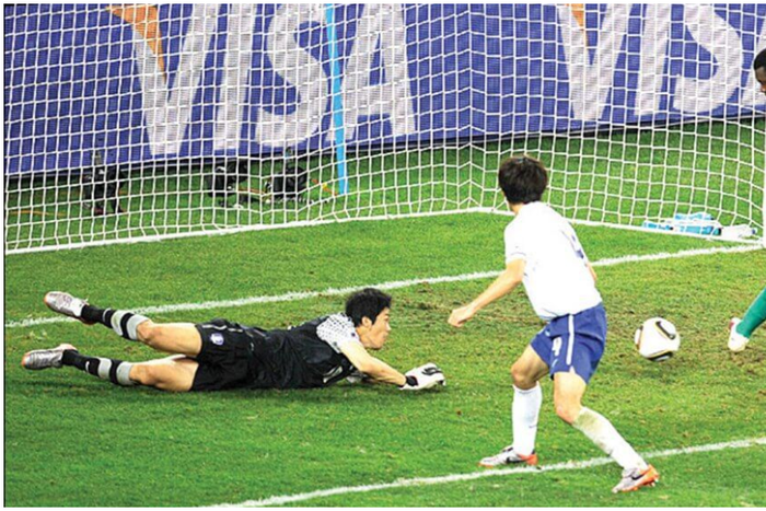 Yakubu Aiyegbeni missed a sitter during Nigeria's clash with South Korea that ended 2-2 |Pulsesports.ng