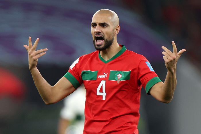 Amrabat to wait for United debut