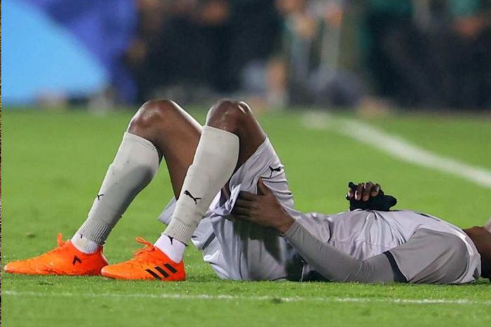 Michael Olunga of Al Duhail after hamstring injury.