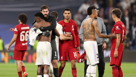 Alisson congratulates Vinicius despite Salah snub