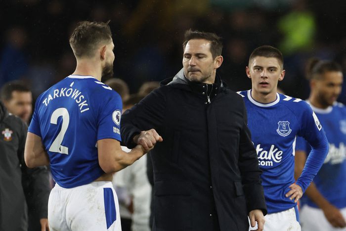 Frank Lampard attempts to motivate his Everton players