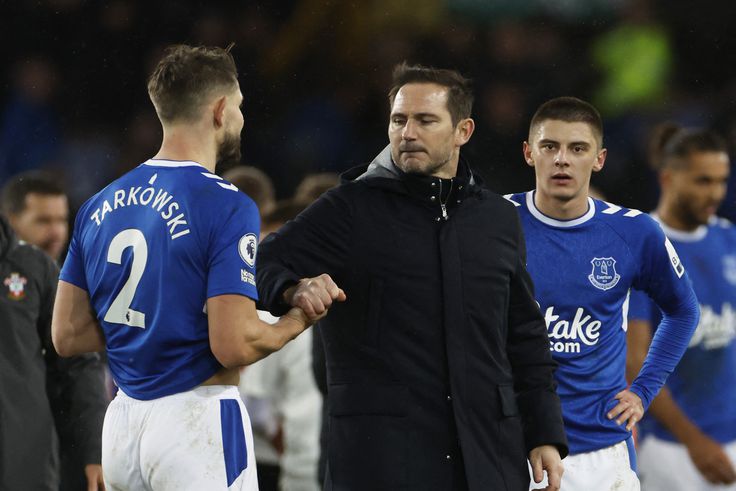 Frank Lampard attempts to motivate his Everton players