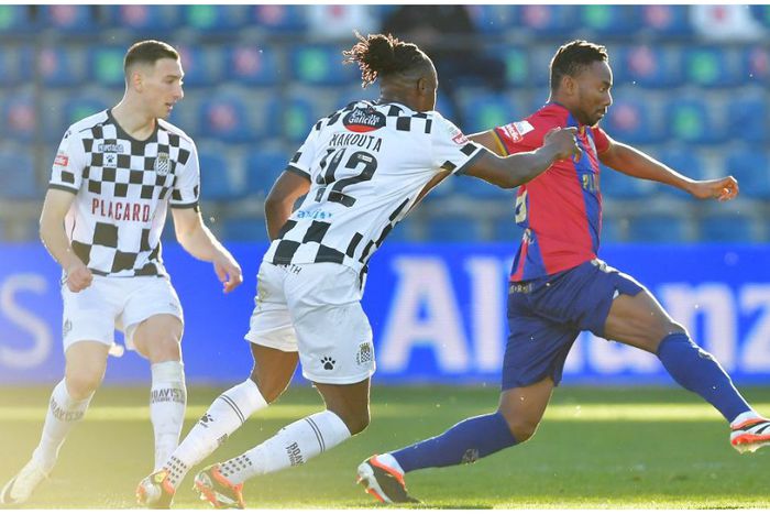 Kelechi Nwakali in full flight for Chaves against Boavista.