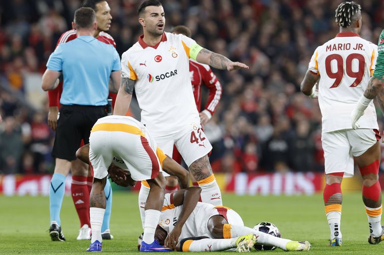 Osimhen hurt his hand against Liverpool || Imago