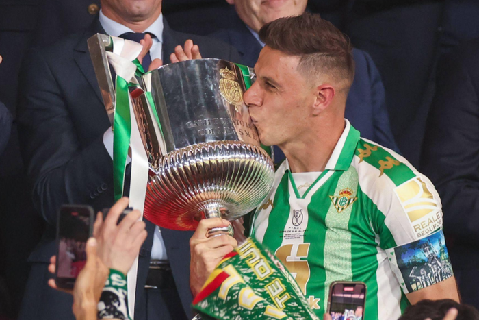 Joaquin celebrating the Copa del Rey trophy