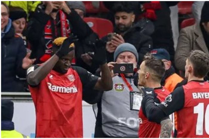 Boniface with his Leverkusen teammates.