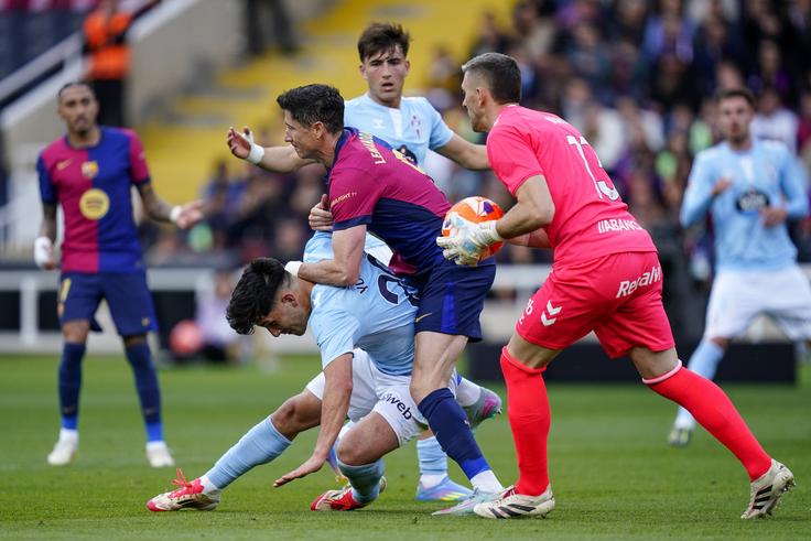 Robert Lewandowski of FC Barcelona and Yoel Lago of RC Celta during the La Liga EA Sports match between FC Barcelona and RC Celta played at Lluis Companys Stadium on 19 April 2025 in Barcelona, Spain. kpng Copyright: xSergioxRuizx xImagox