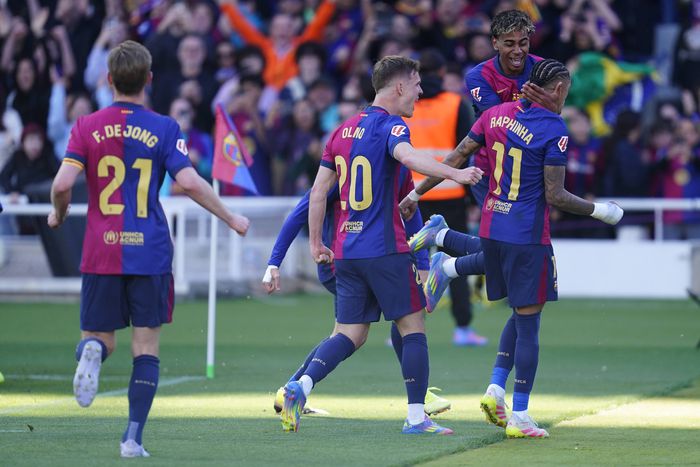 Barcelona players celebrating Raphinha's winner against Celta  Vigo || Image credit: Imago