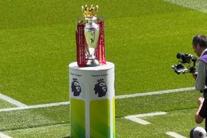 he Premier League trophy on the pitch at The Etihad, ahead of the title clash this afternoon. Image:  @LaurensJulien X