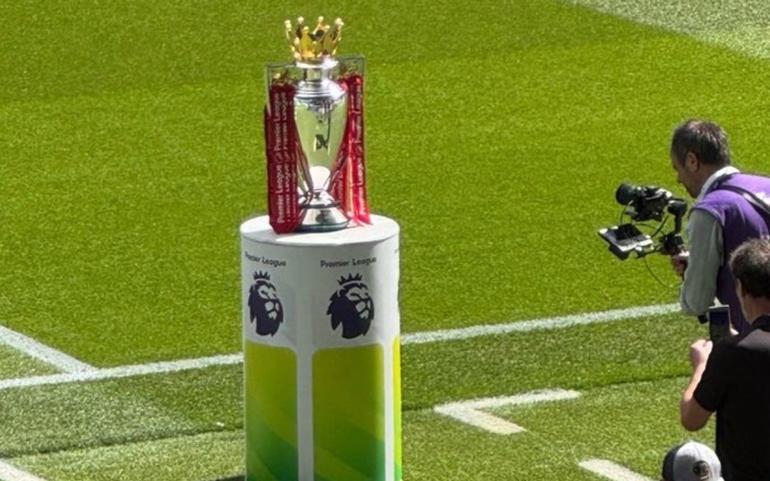 Premier League trophy @LaurensJulien X