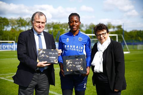 Chiamaka Nnadozie receives her nomination certificate for 2022/23 D1 Arkema Goalkeeper of the Season award