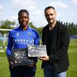 Chiamaka Nnadozie receives her nomination certificate for 2022/23 D1 Arkema Goalkeeper of the Season award
