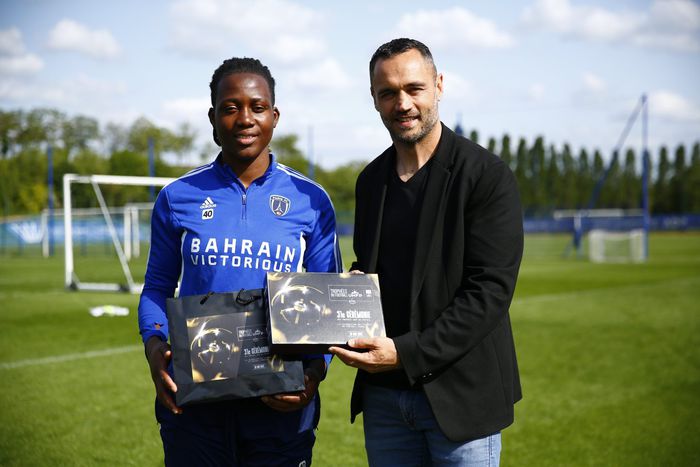 Chiamaka Nnadozie receives her nomination certificate for 2022/23 D1 Arkema Goalkeeper of the Season award