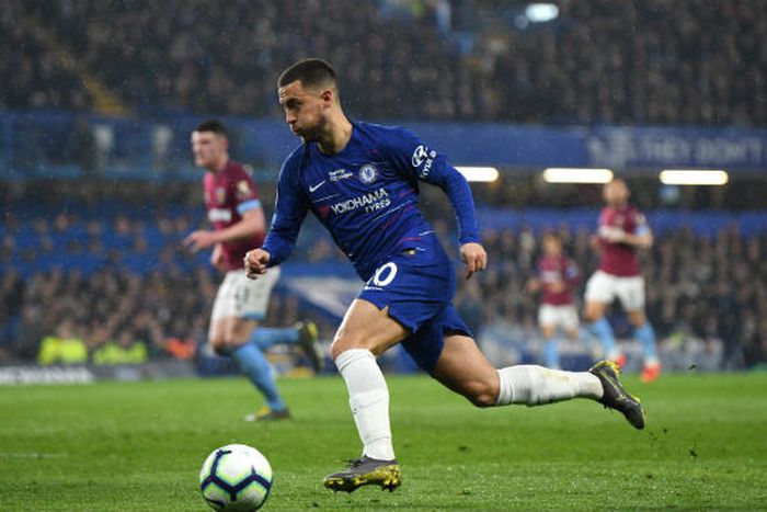 Eden Hazard terrorizing defenders in the Premier League || Credit: Imago