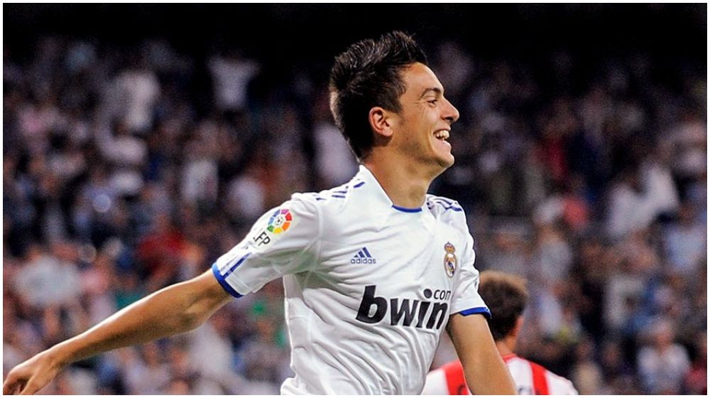 Joselu poses with the Real Madrid jersey