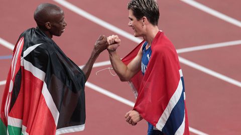 Timothy Cheruiyot reacts to Jakob Ingebrigtsen's dive at Oslo Diamond League