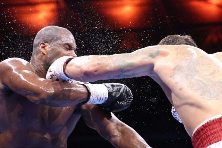 At Wembley, Oleksandr Usyk knocks out Daniel Dubois in round 5 of the rematch.