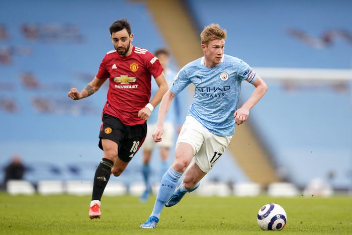 Manchester United s Bruno Fernandes (left) and Manchester City s Kevin De Bruyne battle for the ball during the Premier League match at the Etihad Stadium || Image credit: Imago