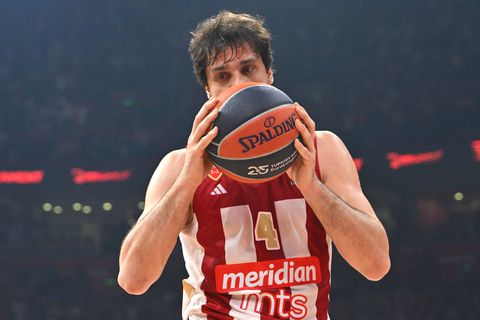 Djokovic sings in honor of Miloš Teodosić, Bogdanović lights a cigarette and Jokić says he wants to be like him