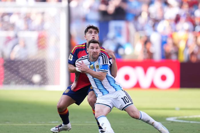 Messi being fouled by Spanish player || Imago