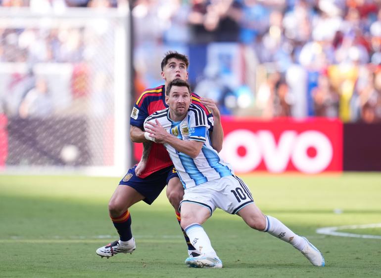 Messi being fouled by Spanish player || Imago