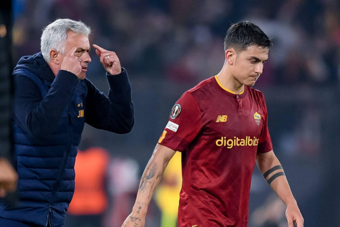 Mourinho talks to Dybala || Imago