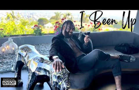 Wilder is replacing the gloves with a microphone according to the interpretation of his supporters and rivals. - Instagram/Bronzebomber