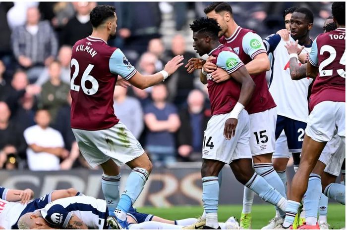 Kudus held back by his teammates against Spurs.