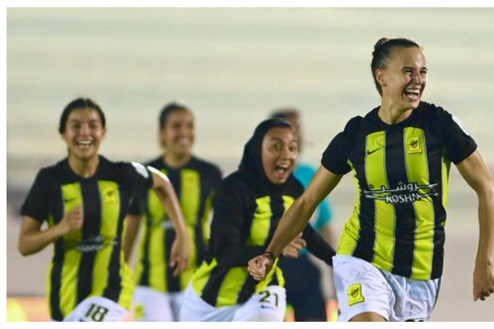 Ashleigh Plumptre provides hattrick assist and a goal