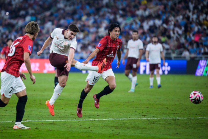 Julian Alvarez of Manchester City and Ken Iwao of Urawa Reds during the FIFA Club World Cup semifinal match between Urawa Reds and Manchester City on December 19, 2023 in Jeddah || Image credit: Imago