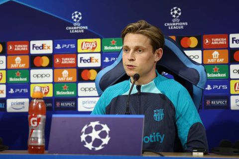 Barcelona's Frenkie de Jong unhappy to be linked to Manchester United and Chelsea