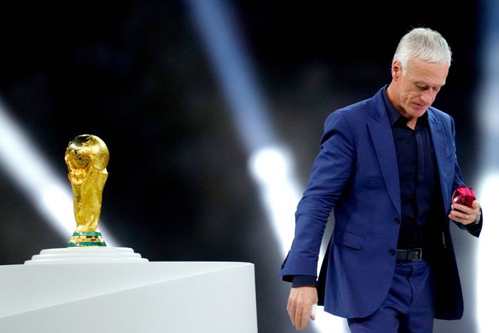 Didier Deschamps walks away from the World Cup trophy | Imago